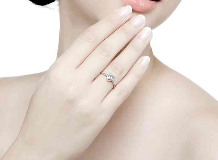 向女朋友求婚戒指戴哪个手指(向女友求婚戒指应该戴在哪只手)