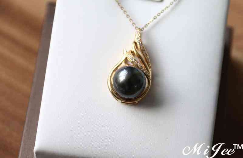 今年最流行的大溪地黑珍珠和14K金的完美结合,很美很耀眼