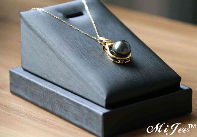 今年最流行的大溪地黑珍珠和14K金的完美结合,很美很耀眼