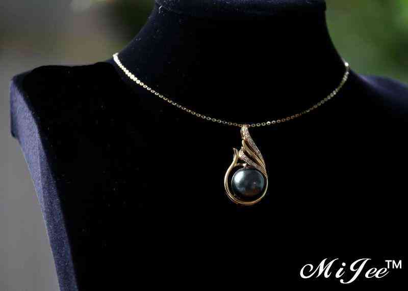 今年最流行的大溪地黑珍珠和14K金的完美结合,很美很耀眼